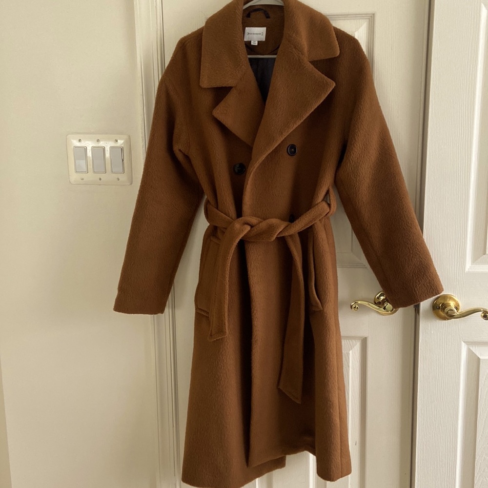 Warehouse camel coat. Worn a handful of times. Excellent condition. Size 6
